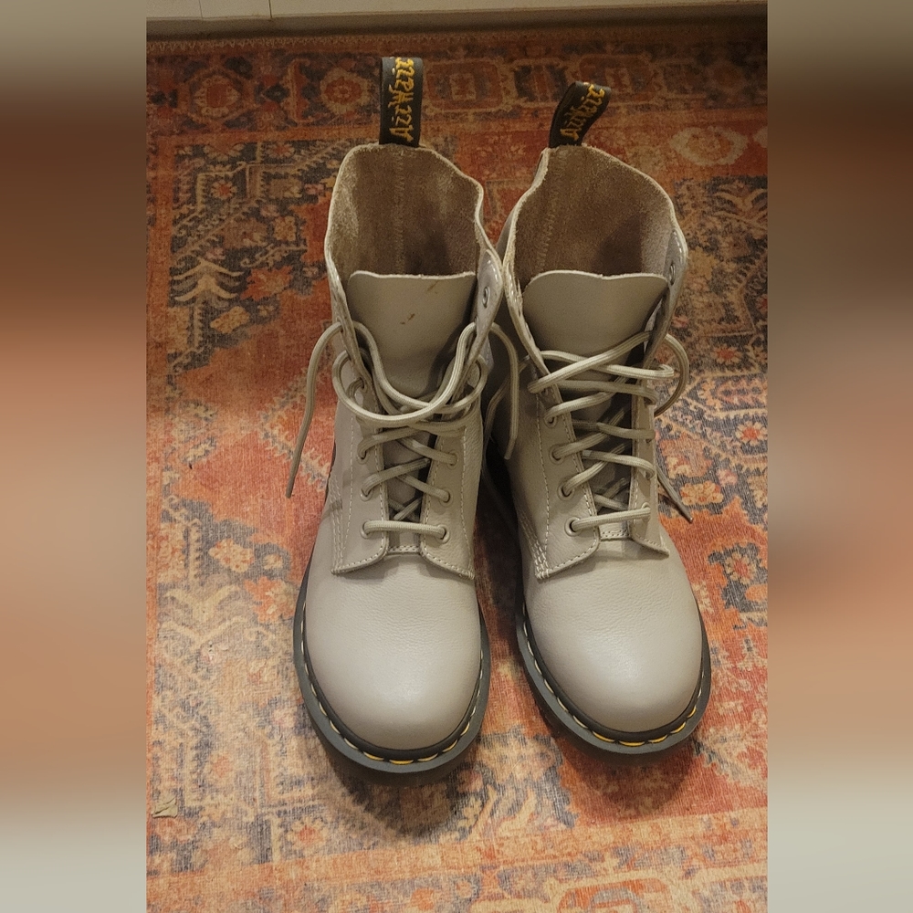 Tan Soft Leather Dr. Martens size 9 UK 41